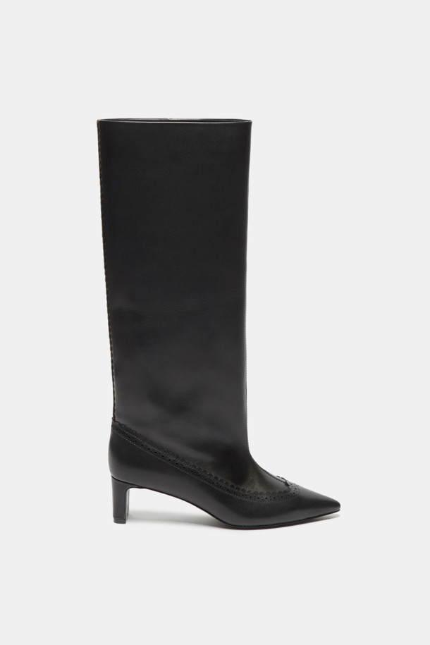 세련된 스타일을 완성하는 브로그 디테일 롱 부츠(블랙)입니다. 부드러운 소가죽 소재로 제작되어 편안한 착화감을 선사하며, 슬림한 실루엣이 다리 라인을 더욱 돋보이게 합니다. 포인티드 앞코와 미들힐 굽은 클래식하면서도 우아한 무드를 연출합니다. 가을, 겨울 시즌 오피스룩, 모임룩, 데이트룩에 모두 잘 어울리며, 다양한 스타일을 소화할 수 있는 매력적인 아이템입니다. 플라워 패턴이 은은하게 더해져 세련된 포인트를 더합니다.
