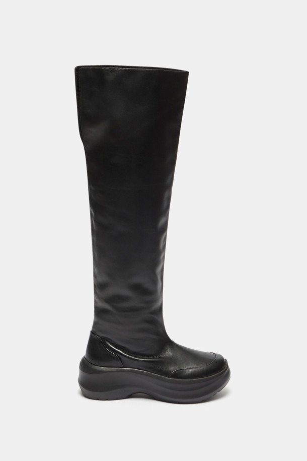 세련된 블랙 컬러의 하이 스니커즈 롱 부츠입니다. 부드러운 소가죽 소재로 제작되어 편안한 착용감을 선사하며, 라운드 토 디자인으로 발을 더욱 안정감 있게 감싸줍니다. 캐주얼, 스포티, 미니멀 스타일 모두 소화 가능한 슬림핏 부츠로, 겨울철 데일리룩에 포인트를 더해줍니다. 통굽 디자인으로 다리가 길어 보이는 효과를 주며, 싸이하이 탑라인이 시크한 매력을 더합니다.
