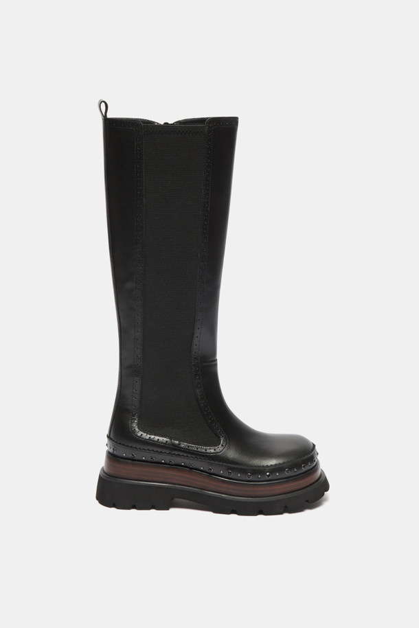 세련된 스타일을 완성하는 Stud long boots(스터드 롱 부츠, 블랙)입니다. 부드러운 소가죽 소재에 라운드 앞코 디자인으로 편안함을 더했으며, 굽 높이 6cm의 통굽으로 안정적인 착화감을 선사합니다. 사이드 엘라스틱 밴딩과 뒷라인 풀탭으로 신고 벗기 용이하며, 스터드 장식과 스티치 라인, 이중 몰드창과 몰드솔이 디자인의 완성도를 높입니다. 출근룩, 모임룩 등 다양한 TPO에 클래식, 캐주얼, 미니멀 스타일을 연출하여 세련된 분위기를 더해보세요.
