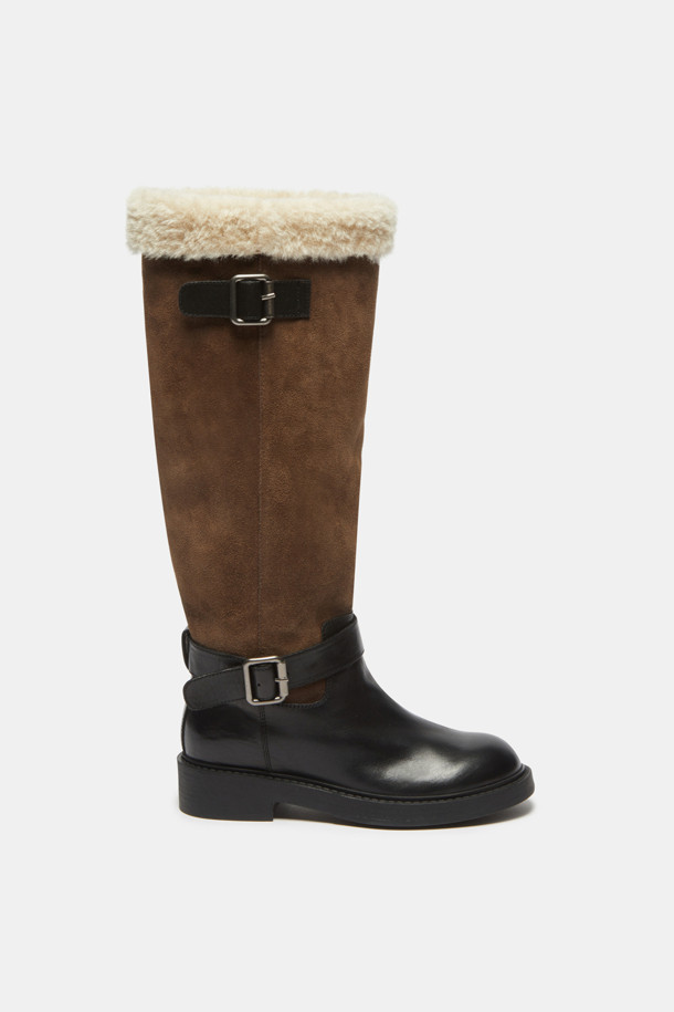 Furridge(퍼리지) shearling(시어링) 롱 부츠(블랙)는 여성 고객을 위한 겨울철 필수 아이템입니다. 소가죽, 스웨이드, 페이크 퍼 등 다양한 소재의 조화가 돋보이며, 안감 전체는 보온성을 높이는 퍼로 마감되었습니다. 측면 실버 메탈 버클 스트랩과 퍼 디테일 탑라인이 스타일리시함을 더하며, 무지 디자인으로 어떤 스타일에도 쉽게 매치할 수 있습니다. 출근룩, 연말 모임룩 등 다양한 TPO에 활용 가능하며, 캐주얼, 클래식, 미니멀 스타일을 즐겨 입는 고객에게 추천합니다.
