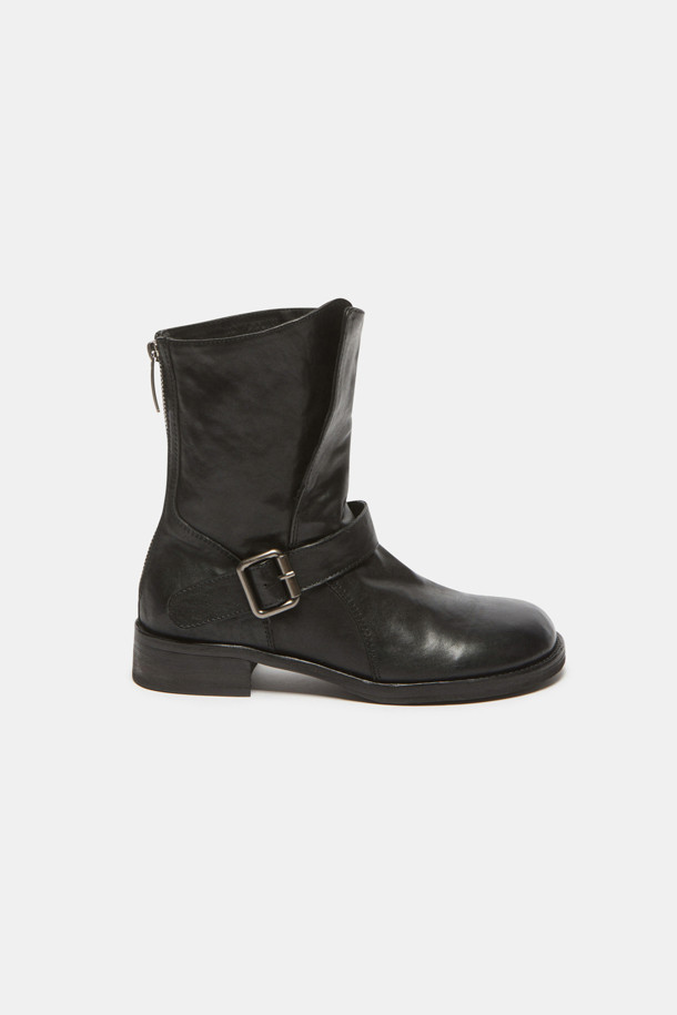 세련된 무드의 블랙 버클 바이커 부츠입니다. 부드러운 소가죽 소재에 라운드 토우 디자인으로 편안함을 더했으며, 미들 힐과 청키힐 조합으로 안정적인 착화감을 선사합니다. 와이드 버클 스트랩과 뒷지퍼 디테일, 접이식 발목 디자인으로 시크하면서도 터프한 매력을 강조합니다. 가을, 겨울 시즌, 출근룩과 모임룩에 시크하고 클래식한 스타일을 연출해보세요. 슬림한 팬츠, 레더 스커트, 롱 코트, 니트 원피스와 함께 스타일리시하게 코디할 수 있습니다.
