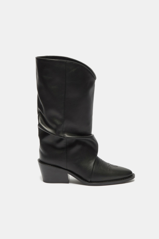 세련된 여성의 발을 위한 블랙 웨스턴 앵클 부츠입니다. 소가죽과 스판덱스 소재로 제작되어 편안함과 스타일을 동시에 잡았습니다. 포인티드 토우와 각진 굽, 자수 디테일이 클래식하면서도 시크한 무드를 연출합니다. 데이트룩이나 모임룩에 매치하여 세련된 스타일을 완성해보세요. 투웨이 디자인으로 다양한 스타일을 연출할 수 있습니다.
