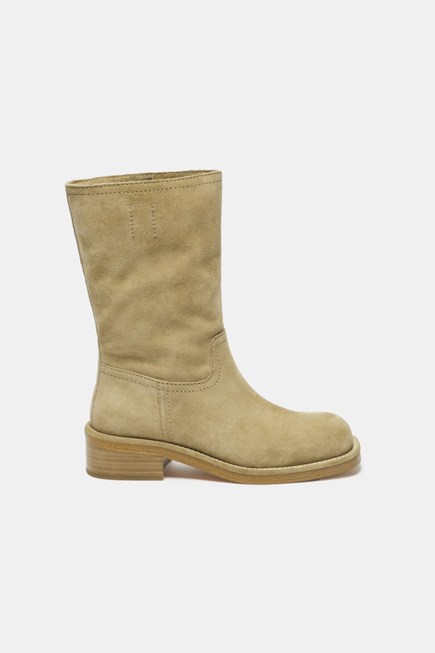 세련된 웨스턴 무드의 스웨이드 앵클 부츠(카키)입니다. 부드러운 소가죽 스웨이드 소재와 따뜻한 카키 컬러가 빈티지한 분위기를 자아냅니다. 스퀘어 토우 디자인과 통굽 미들힐이 편안함과 스타일리시함을 동시에 선사하며, 무지 패턴과 심플한 스티치 라인이 특징입니다. 앵클 탑라인과 루즈핏 디자인으로 다리가 더욱 길어 보이는 효과를 줍니다. 가을, 겨울 모임룩, 클래식, 레트로, 캐주얼 스타일링에 활용하기 좋습니다.

