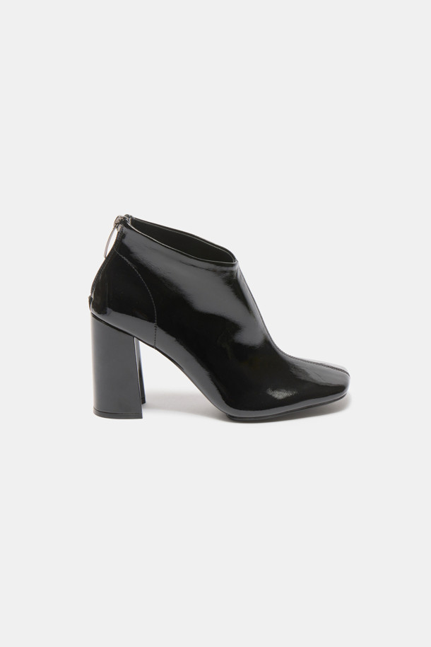 세련된 스퀘어 앵클 부츠(블랙)입니다. 부드러운 양가죽 소재와 발에 슬림하게 밀착되는 핏으로 편안함과 스타일을 동시에 잡았습니다. 시크하고 모던한 무드를 연출하며, 세련된 스퀘어토 디자인과 광택감 있는 소재가 특징입니다. 가을, 겨울 시즌 데일리룩, 오피스룩, 모임룩에 모두 잘 어울리며, 와이드 팬츠나 스커트, 원피스와 함께 매치하여 시크하고 페미닌한 스타일을 완성해보세요.
