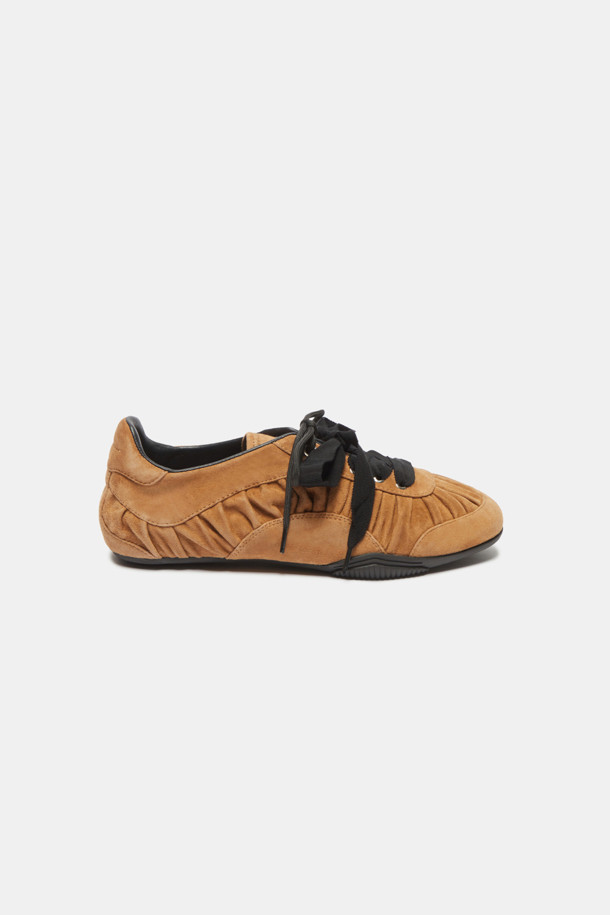 "Curtain call shrring sneakers(brown)" (커튼 콜 셔링 스니커즈, 브라운)는 여성스러운 페미닌 무드를 연출하는 스니커즈입니다. 부드러운 소가죽과 스웨이드 소재를 사용하여 편안한 착화감을 제공하며, 둥근 코와 플랫 굽 디자인으로 편안함을 더했습니다. 발볼을 감싸는 볼륨감 있는 셔링 디테일이 특징이며, 와이드한 슈레이스가 돋보입니다. 데이트룩, 카페룩, 쇼핑룩 등 다양한 TPO에 클래식, 미니멀, 로맨틱 스타일로 매치하여 페미닌한 매력을 강조할 수 있습니다. 내부 속굽을 적용하여 다리 라인을 더욱 예쁘게 연출해 보세요.
