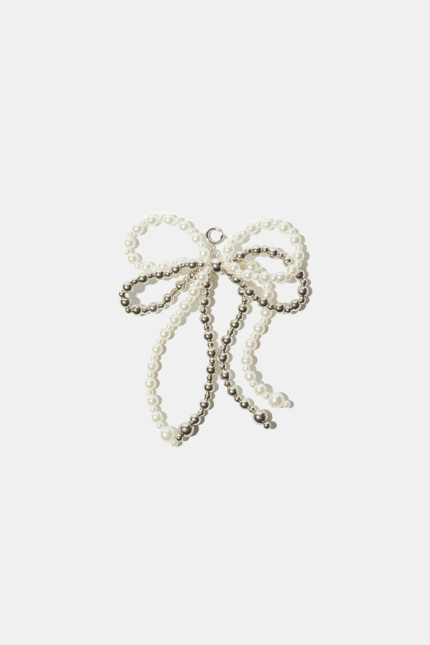 신발 끈 또는 아일렛에 부착하여 포인트를 더하는 슈즈 액세서리, 슈토핑 빅 참(실버)입니다. 메탈 소재에 펄과 크리스탈 장식이 더해져 로맨틱하고 화려한 무드를 연출합니다. 리본 형태의 디자인은 여성스러운 매력을 강조하며, 데이트룩, 쇼핑룩, 카페룩 등 다양한 TPO에 활용하기 좋습니다. 사이즈는 9cm x 10cm이며, 사계절 내내 미니멀, 클래식 등 다양한 스타일의 슈즈에 포인트를 더할 수 있습니다. 실버 컬러로 시원하고 세련된 느낌을 주어 슈즈에 특별함을 더해보세요.
