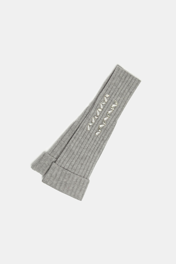 그레이 컬러의 쥬얼리 암워머입니다. 부드러운 니트 소재로 제작되어 겨울철 보온에 효과적입니다. 캐주얼, 클래식, 미니멀 스타일 모두에 잘 어울리며, 일상에서 편안하게 착용할 수 있습니다. 진주와 보석 장식이 은은하게 빛나 포인트를 더합니다. 
