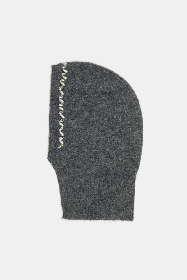 "Jewelry 바라클라바(grey)"는 부드러운 니트 소재로 제작되어 포근한 착용감을 선사합니다. 깊은 모자 깊이와 톡톡한 두께감으로 겨울철 방한에 효과적이며, 일상에서도 스타일리시하게 연출할 수 있습니다. 후드 라인에 진주와 보석 장식이 더해져 유니크한 무드를 연출하며, 심플한 실루엣으로 어떤 스타일에도 잘 어울립니다. 미니멀하면서도 클래식한 디자인으로, 여성분들의 겨울철 패션에 포인트를 더해줄 아이템입니다. 그레이 컬러로 다양한 의상과 매치하기 용이합니다.
