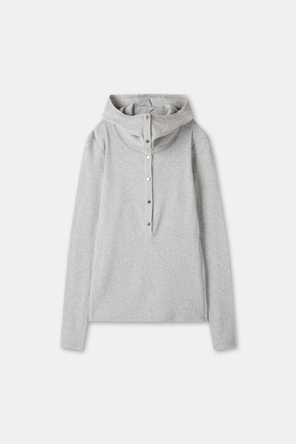 가볍고 편안한 착용감의 라이트 후디 롱 슬리브 톱(그레이)입니다. 부드러운 면 소재로 제작되어 봄, 가을에 활용하기 좋으며, 여유로운 핏으로 편안한 착용감을 선사합니다. 긴 소매와 얇은 두께감으로 간절기 레이어드룩에 활용하기 좋으며, 소매 절개 라인과 니켈 버튼 장식이 돋보입니다. 후드 디자인으로 캐주얼한 무드를 연출하며, 넥 카라 스타일링으로 다양한 분위기를 낼 수 있습니다. 동네 마실룩이나 산책룩 등 일상에서 미니멀하고 캐주얼하게 연출해보세요.
