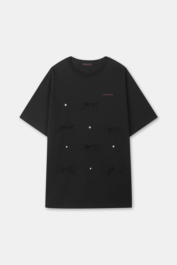 리본 펄 플라워 탑(블랙)은 여성스러운 무드를 극대화하는 티셔츠입니다. 면과 벨벳 소재로 제작되어 부드러운 촉감을 선사하며, 루즈핏으로 편안하게 착용 가능합니다. 플라워 패턴과 리본, 진주 디테일이 더해져 시크하면서도 로맨틱한 스타일을 연출합니다. 데이트룩, 모임룩, 클래식한 스타일 모두 소화 가능한 반소매 디자인입니다.
