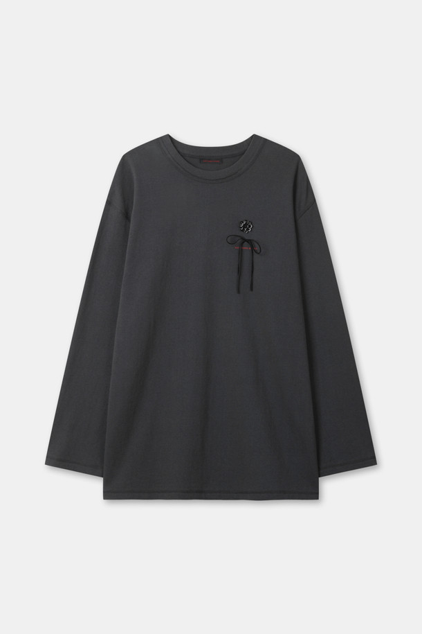 리본 롱 슬리브 탑(grey)은 여성 의류 상의로, 일상과 데이트룩에 모두 잘 어울리는 제품입니다. 부드러운 면과 벨벳 소재를 사용하여 제작되었으며, 시크하면서도 로맨틱한 스타일을 연출합니다. 플라워 패턴과 리본 장식이 돋보이며, 루즈핏과 긴 소매 디자인으로 편안하고 여성스러운 실루엣을 선사합니다. 그레이 컬러는 어떤 하의와도 매치하기 쉬워 활용도가 높습니다.
