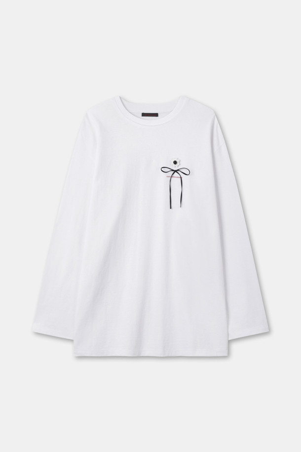 리본 롱 슬리브 탑(화이트)은 로맨틱하고 걸리시한 무드를 연출하는 여성 티셔츠입니다. 플라워 패턴과 벨벳 리본 장식이 돋보이며, 봄, 가을에 데이트룩이나 봄 소풍룩으로 활용하기 좋습니다. 면 소재로 제작되어 편안한 착용감을 선사하며, 프리사이즈의 여유로운 실루엣으로 자연스러운 핏을 연출합니다. 긴 소매 기장으로 간절기에도 따뜻하게 입을 수 있는 아이템입니다.
