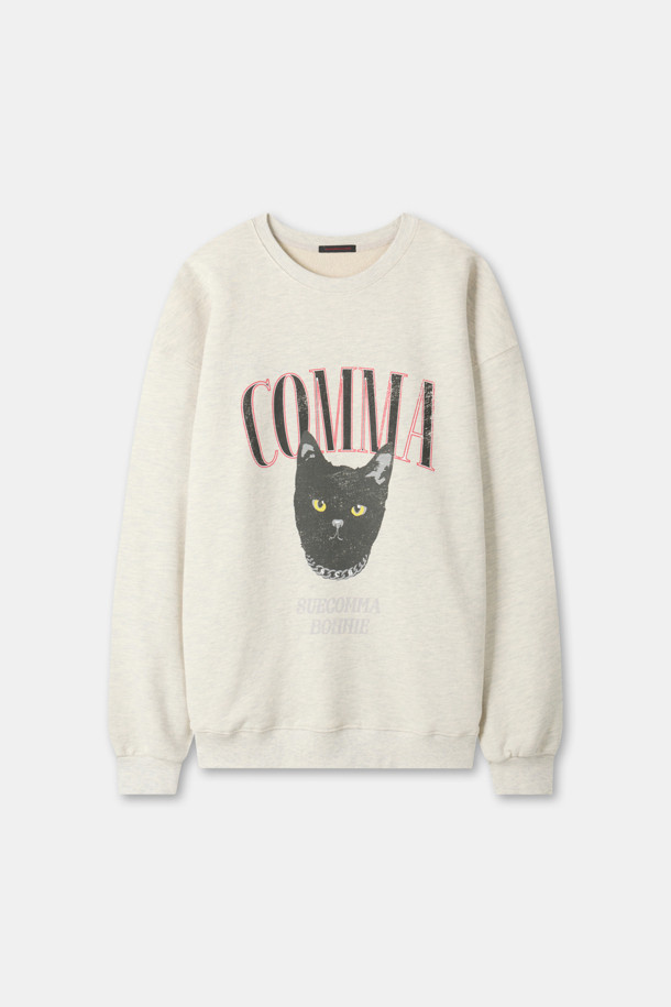 부드러운 베이지 컬러의 콤마 캣 스웨트셔츠입니다. 드롭숄더 디자인으로 편안한 착용감을 선사하며, 전면에 귀여운 고양이 'COMMA' 빈티지 프린트가 돋보입니다. 넉넉한 루즈핏으로 제작되어 일상, 동네 마실, 집콕룩 등 어떤 TPO에도 잘 어울립니다. 가을, 겨울 시즌 캐주얼, 미니멀, 스트리트 스타일을 연출하기에 좋습니다. 긴 소매 기장으로 포근함을 더합니다.
