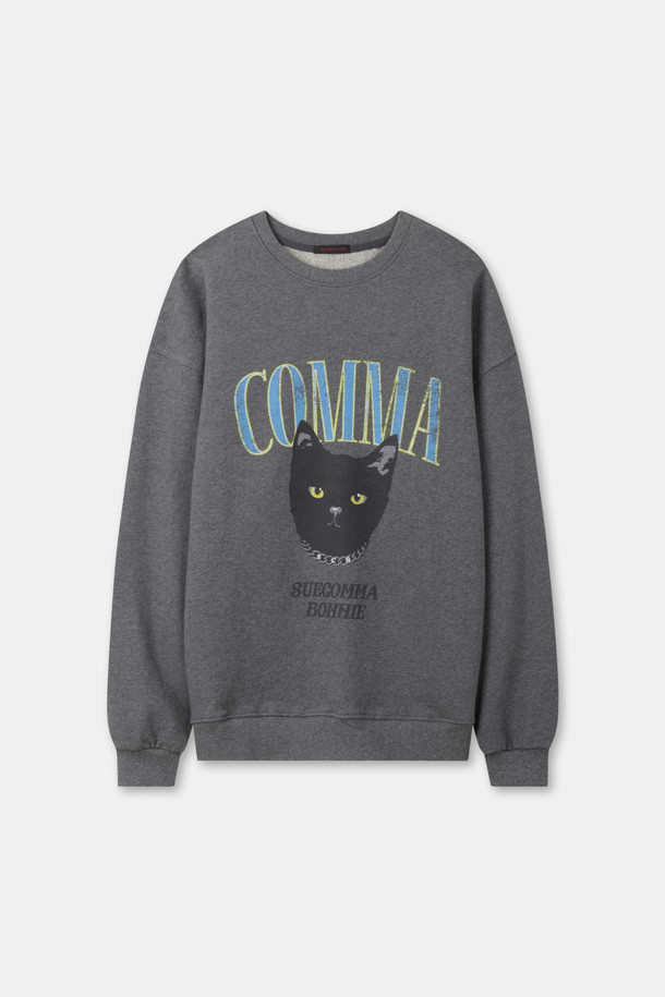 코마 캣 스웨트셔츠(그레이)는 캐주얼하고 빈티지한 스타일을 선호하는 여성들을 위한 제품입니다. 부드러운 면 소재로 제작되어 가을, 겨울철 편안하게 착용하기 좋습니다. 드롭 숄더 디자인과 넉넉한 루즈핏으로 활동성을 높였으며, 라운드넥으로 편안함을 더했습니다. 전면에 귀여운 고양이 'COMMA' 프린팅이 빈티지한 무드를 연출하며, 동네 마실룩, 집콕룩, 겨울 데일리룩 등 다양한 TPO에 활용하기 좋습니다.
