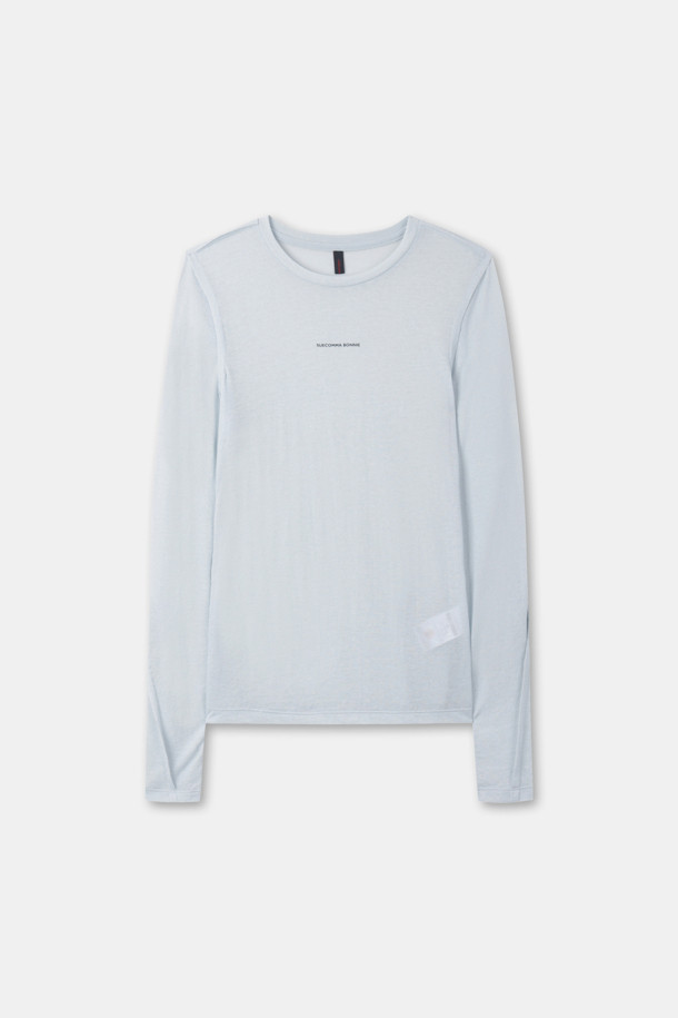 시스루 롱 슬리브 탑(블루)은 여성 의류로, 베이직한 스타일을 추구하는 분들께 적합합니다. 봄, 여름, 가을, 겨울 사계절 내내 활용 가능하며, 슬림핏과 라운드넥 디자인으로 제작되었습니다. 얇은 두께의 시스루 소재로 은은한 비침이 매력적이며, 어깨부터 소매까지 스티치 절개 디테일이 포인트를 더합니다. 데일리 웨어로서 레이어링하여 다양한 스타일을 연출할 수 있습니다.
