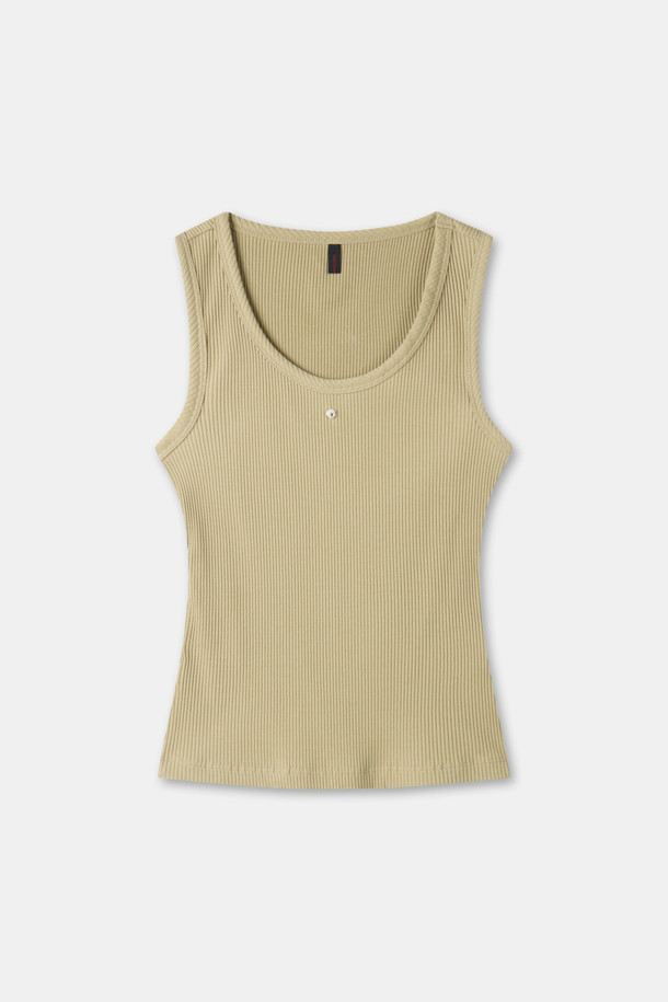 올리브 색상의 "펄 슬리브리스 탑"입니다. 페미닌하고 베이직한 무드로, 데이트룩이나 카페룩, 미니멀, 클래식, 로맨틱 스타일과 잘 어울립니다. 사계절 내내 활용 가능한 민소매 티셔츠로, 골지 타입에 신축성이 있어 편안한 착용감을 선사합니다. 진주 장식이 포인트로 더해져 여성스러운 분위기를 연출하며, 레이어링하여 다양한 스타일을 연출할 수 있습니다.
