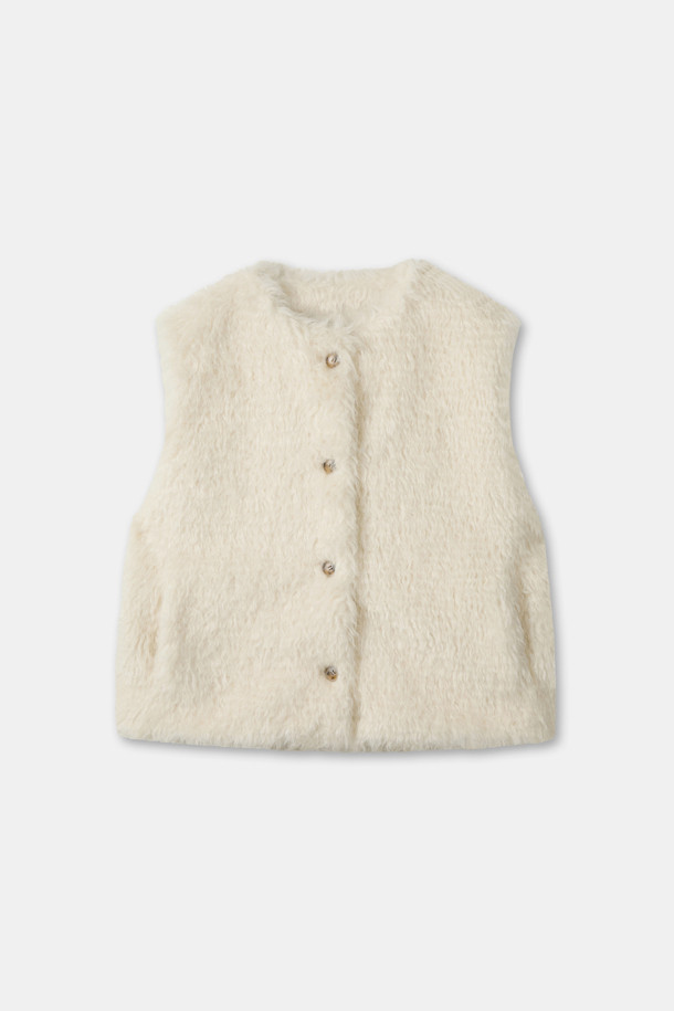 Furridge 베스트(베이지)는 미니멀, 시크, 클래식 스타일을 추구하는 분들을 위한 페이크퍼 소재의 퍼 베스트입니다. 넉넉한 두께감과 부드러운 촉감으로 가을, 겨울 시즌에 따뜻하게 착용할 수 있습니다. 라운드넥 디자인에 싱글 버튼 여밈 방식으로 간결함을 더했으며, 레귤러핏으로 편안한 착용감을 선사합니다. 무지 패턴의 베이지 컬러는 어떤 옷에도 쉽게 매치되어 일상복으로 활용하기 좋습니다. 포켓 디테일과 은은한 광택감이 고급스러운 분위기를 연출합니다.
