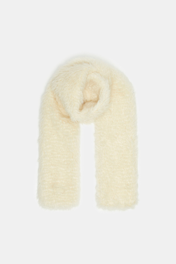 베이지 컬러의 Furridge 머플러는 페이크퍼 소재로 제작되어 부드러운 촉감과 풍성한 볼륨감을 선사합니다. 겨울철 보온성을 높여주는 두꺼운 두께감과 은은한 광택감이 특징이며, 미니멀하고 우아한 스타일을 연출합니다. 직사각형 형태로 디자인되었으며, 무지 패턴으로 다양한 룩에 매치하기 용이합니다. 출근룩에 클래식한 무드를 더해주는 Furridge 머플러로 따뜻하고 세련된 겨울을 보내세요.
