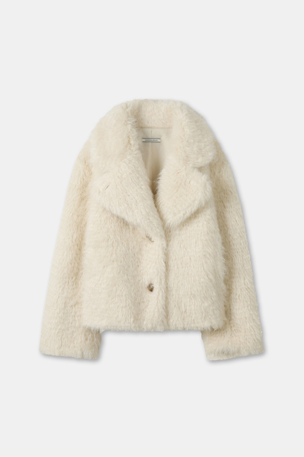 Furridge outer(베이지)는 여성스러운 겨울 스타일을 완성하는 퍼 재킷입니다. 부드러운 인조 모피 소재와 두꺼운 두께로 뛰어난 보온성을 제공하며, 와이드 라펠과 숏 기장, 볼륨 핏 디자인이 세련된 무드를 연출합니다. 베이지 컬러는 어떤 룩에도 잘 어울리며, 버튼 여밈 방식으로 간편하게 착용할 수 있습니다. 데이트룩, 모임룩, 연말 모임룩 등 다양한 TPO에 클래식, 시크, 미니멀 스타일로 활용 가능합니다.
