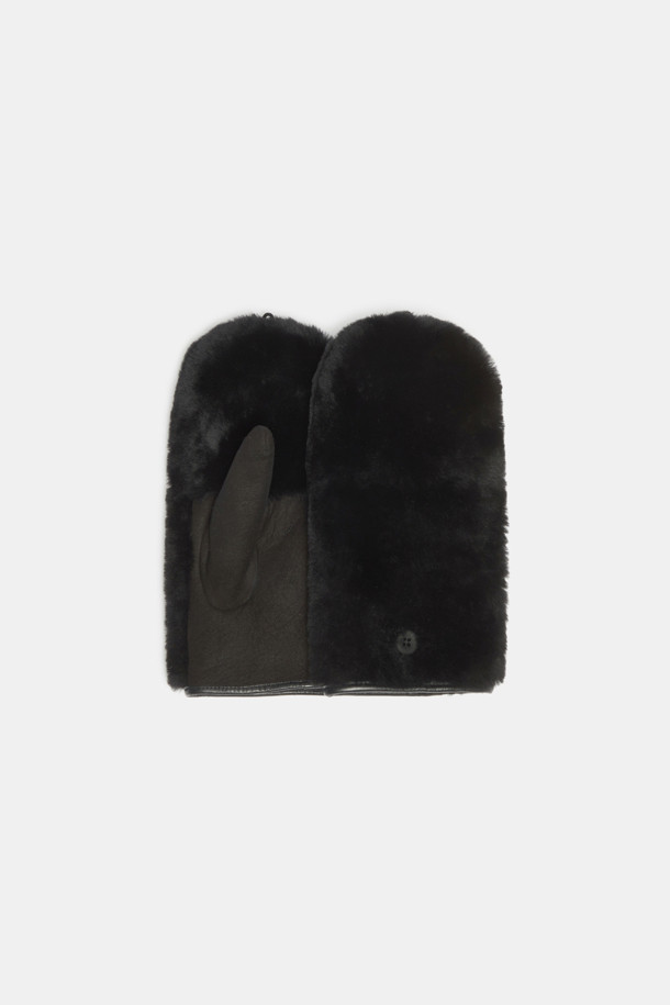 Furridge gloves(black)는 부드러운 양털, 양가죽, 스웨이드 소재로 제작된 블랙 컬러의 장갑입니다. 안감은 퍼(fur)로 처리되어 보온성을 높였으며, 겨울철 야외 활동이나 레저 활동에 적합합니다. 커버형, 하프핑거, 투웨이 디자인으로 다양한 스타일 연출이 가능하며, 버튼으로 여밈 방식을 더했습니다. 캐주얼, 클래식, 미니멀 스타일을 즐겨 입는 분들께 세련된 포인트를 더해줄 아이템입니다.
