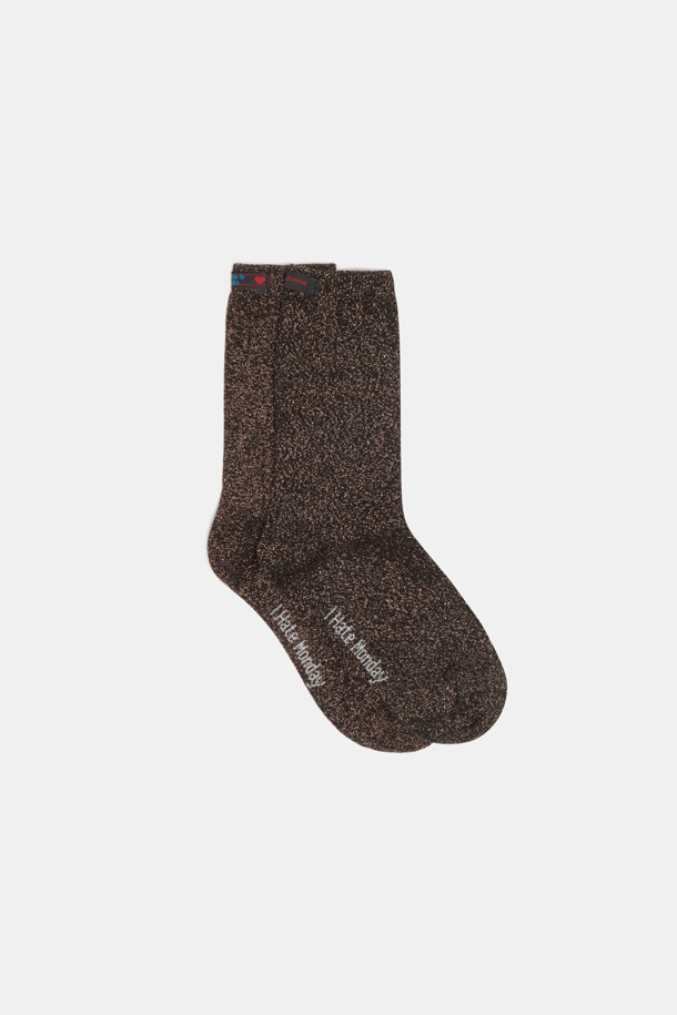 [IHM] 글리터 삭스 (브라운)는 시크한 스타일을 연출하기에 좋은 제품입니다. 일상에서 착용하기 적합하며, 브라운 컬러에 글리터 원사가 더해져 은은하게 빛나는 디자인이 특징입니다. I HATE MONDAY X SUECOMMA BONNIE 콜라보레이션 제품으로, 중목 기장으로 제작되었습니다. 섬유 소재에 대한 정보는 제공되지 않았습니다.
