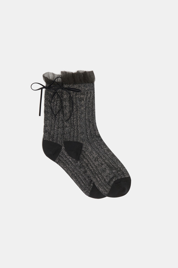 [IHM] 글리터 시어 삭스(블랙)는 여성스러운 데이트룩, 모임룩, 파티룩을 위한 아이템입니다. 얇은 두께감의 시어 소재로 제작되어 은은한 비침과 부드러운 촉감을 선사합니다. 발목 부분의 셔링 디테일이 사랑스러운 포인트를 더하며, 블랙 컬러 위에 은은하게 빛나는 글리터가 로맨틱하고 걸리시한 무드를 연출합니다. 사계절 내내 활용 가능한 이 양말은 클래식한 스타일에도 잘 어울립니다.
