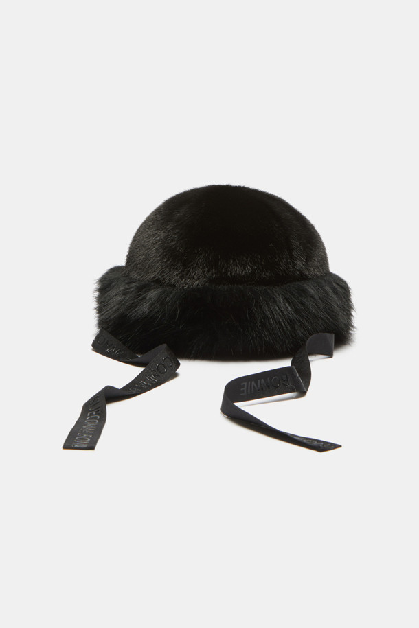 Furridge(퍼리지) 버킷 햇(블랙)은 부드러운 페이크 퍼 소재로 제작되어 겨울철 따뜻함과 스타일을 동시에 선사합니다. 하단 퍼 트리밍과 은은한 광택이 고급스러운 분위기를 더하며, 브랜드 로고가 새겨진 골지 리본 스트랩으로 포인트를 주었습니다. 블랙 컬러의 무지 디자인은 어떤 스타일에도 잘 어울리며, 클래식, 미니멀, 걸리시한 룩을 연출할 수 있습니다. 데이트룩, 연말 모임룩 등 다양한 TPO에 활용하여 특별한 날을 더욱 돋보이게 해보세요. 보온성을 갖춘 두꺼운 두께감으로 추운 날씨에도 따뜻하게 착용할 수 있습니다.
