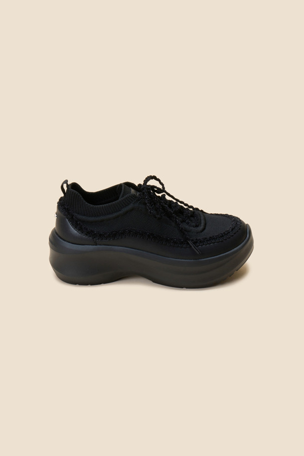 Lumpy sneakers(black)는 여성들을 위한 사계절용 여성 운동화입니다. 니트와 가죽 소재의 조화로 제작되었으며, 편안한 착화감을 제공하는 경량 플랫폼 창 디자인이 특징입니다. 블랙 컬러에 무지 패턴으로 어떤 스타일에도 쉽게 매치할 수 있으며, 레이스업 여밈으로 안정적인 착용감을 선사합니다.
