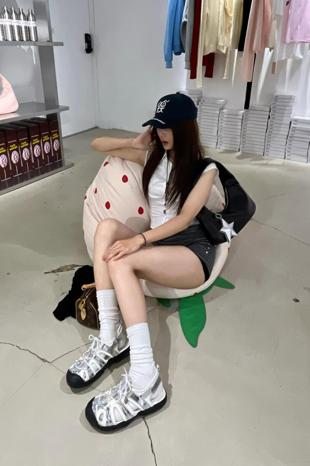 Fev 샌들(실버)는 여성용 샌들로, 데일리룩과 휴양지룩에 모두 잘 어울립니다. 소가죽, 매시, 나일론, 네오프렌 소재를 사용하여 편안함과 스타일을 동시에 잡았습니다. 실버 컬러에 벨크로 여밈으로 편의성을 더했으며, 비즈 장식, 측면 및 발등 컷아웃 디테일이 돋보입니다. 신끈 탈착 및 사이즈 조절 기능, 그리고 통기성이 뛰어나 봄, 여름 시즌에 유행을 타지 않고 오랫동안 착용할 수 있는 아이템입니다. 페미닌, 유니크, 아웃도어 스타일을 모두 아우르는 이 샌들을 여행지에서 미니멀하고 리조트룩으로 연출해 보세요.
