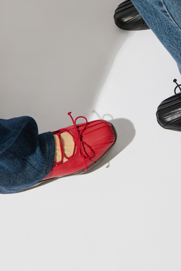 Fev(페브) Comfy 발레 스니커즈(블랙)는 여성용 발레 스니커즈입니다. 봄, 여름, 가을 계절에 맞춰 일상, 동네 마실룩, 카페룩, 산책룩 등 다양한 TPO에 활용하기 좋습니다. 라운드 앞코와 플랫 굽 디자인으로 편안함을 강조했으며, 메시 소재와 쿠션 인솔이 편안한 착용감을 선사합니다. 클래식, 미니멀, 걸리시 스타일을 모두 소화하며, Fev 심볼 참 장식, 힐 탭 디테일, 앞코 주름 디테일이 돋보입니다. 블랙 컬러의 무지 패턴으로 어떤 옷에도 쉽게 매치할 수 있는 데일리 아이템입니다.
