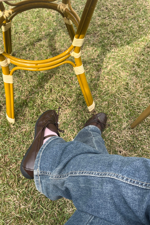 Fev_Comfy 플랫(브라운)은 여성스러운 무드와 캐주얼 스타일을 동시에 연출할 수 있는 플랫슈즈입니다. 밴딩 스트랩과 메리제인 탑라인 디자인으로 편안한 착용감을 선사하며, 리본 또는 참(charm) 장식이 포인트로 더해져 세련된 느낌을 줍니다. 쿠션 내장과 경량 설계로 장시간 착용에도 발의 피로감을 덜어줍니다. 데이트룩이나 모임룩, 캐주얼 및 클래식 스타일 모두에 잘 어울립니다. 브라운 컬러의 무지 디자인으로 다양한 의상에 매치하기 용이합니다.
