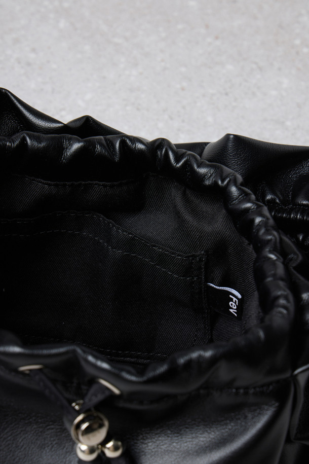 Fev 러플 백 _small(블랙)은 여성스러운 스타일을 강조하는 숄더백입니다. 부드러운 합성가죽 소재에 블랙 컬러로 제작되었으며, 러플 디테일이 돋보입니다. 드로스트링 잠금 방식으로 내용물을 안전하게 보호하며, 숄더백과 토트백으로 활용 가능합니다. 넉넉한 수납공간과 러플 길이 조절 기능, D링 장식으로 실용성을 더했습니다. 데이트룩, 쇼핑룩, 모임룩 등 다양한 TPO에 클래식, 미니멀, 걸리시 스타일을 연출하기 좋습니다.
