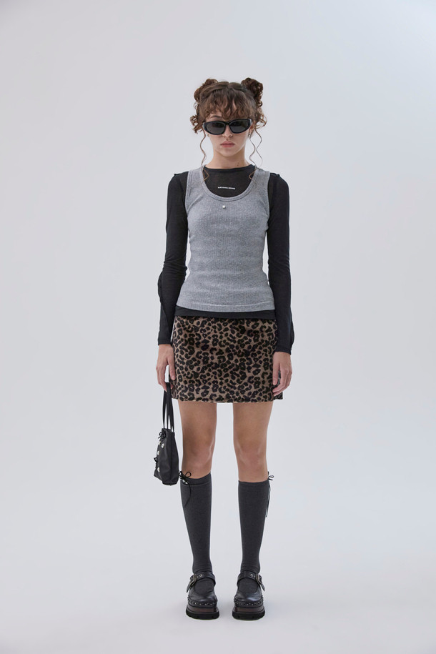 Chunky mary jane loafer(black)는 여성스러운 매력과 시크한 분위기를 동시에 연출하는 메리 제인 로퍼입니다. 소가죽 소재로 제작되어 고급스러우며, 펀칭 디테일과 스터드 장식이 돋보입니다. 굽 타입은 청키힐로 안정적인 착화감을 제공하며, 블랙과 브라운 두 가지 색상으로 출시되었습니다. 출근룩, 모임룩, 데이트룩 등 다양한 TPO에 클래식, 캐주얼, 시크한 스타일을 더해 세련된 룩을 완성해 보세요.
