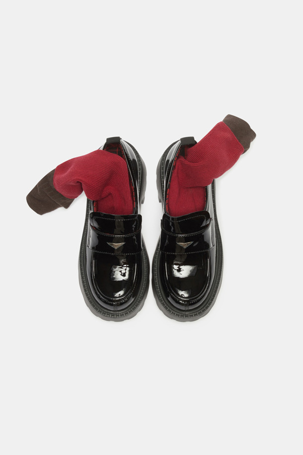 브리티시로퍼의 세련된 감각을 담은 Britishoes 페니 로퍼(블랙)입니다. 광택감 있는 소가죽과 애나멜 소재, 라운드 앞코 디자인으로 클래식하고 세련된 스타일을 연출합니다. 5.5cm 플랫폼 굽과 밴드 탑라인은 편안함과 스타일리시함을 동시에 제공하며, 안감의 브리티시 타탄체크 패턴이 은은한 포인트를 더합니다. 슬립온 디자인으로 편리하게 착용 가능하며, 삼각 엔틱 장식이 고급스러운 분위기를 자아냅니다. 출근룩, 오피스룩, 모임룩 등 다양한 TPO에 미니멀하고 시크한 스타일을 완성해보세요.
