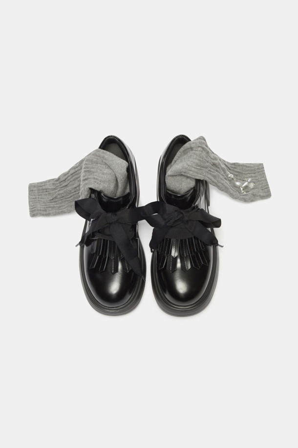 Britishoe 프린지 로퍼(black)는 모던, 캐주얼, 포멀 스타일을 아우르는 여성 로퍼입니다. 소가죽 소재의 라운드 앞코 디자인에 블랙 컬러로, 출근룩, 오피스룩, 모임룩 등 다양한 TPO에 활용하기 좋습니다. 굽 높이는 중굽, 굽 타입은 청키힐로 안정적인 착화감을 제공하며, 프린지 디테일과 골지 리본테이프 장식이 포인트입니다. 슬립온 디자인으로 편안하게 착용 가능하며, 가볍고 로우탑 디자인으로 봄, 가을에 즐겨 신기 좋습니다.
