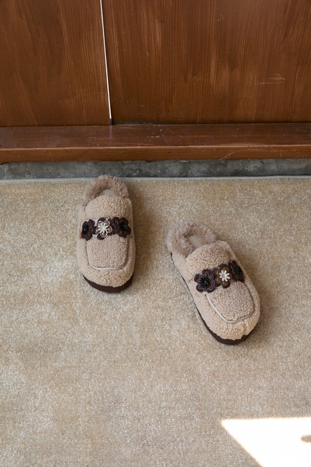 Furridge flower mule(브라운)은 부드러운 인조 퍼와 가죽 소재로 제작되어 따뜻하고 포근한 겨울 스타일을 연출합니다. 사랑스러운 플라워 패턴이 돋보이며, 슬립온 디자인으로 편안하게 착용 가능합니다. 캐주얼, 로맨틱 무드를 동시에 만족시키는 여성스러운 디자인의 뮬입니다. 브라운 컬러는 어떤 옷에도 잘 어울려 데일리 아이템으로 활용하기 좋습니다. 안감은 퍼 소재로 마감하여 보온성을 높였습니다.
