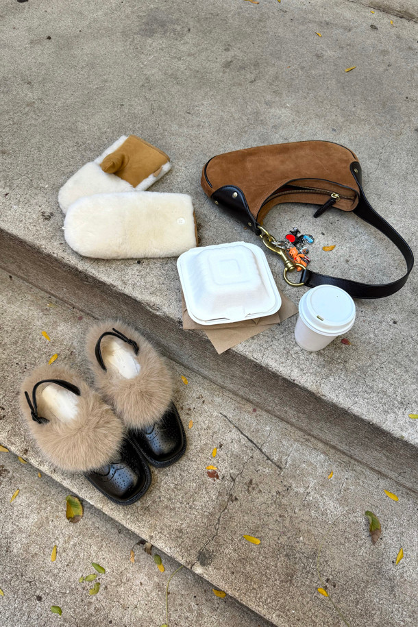 Furridge 슬링백(블랙)은 부드러운 소가죽과 풍성한 페이크 퍼 디테일이 돋보이는 여성용 슬링백입니다. 발목을 감싸는 디자인과 라운드 스퀘어 앞코가 세련된 실루엣을 연출하며, 안감의 퍼가 뛰어난 보온성을 제공합니다. 가을, 겨울 시즌 데이트룩, 모임룩 등 다양한 TPO에 클래식, 미니멀, 캐주얼 스타일로 연출하기 좋습니다. 경량 몰드 아웃솔로 편안한 착용감을 선사하며, 블랙과 라이트 베이지 두 가지 컬러로 만나보세요.
