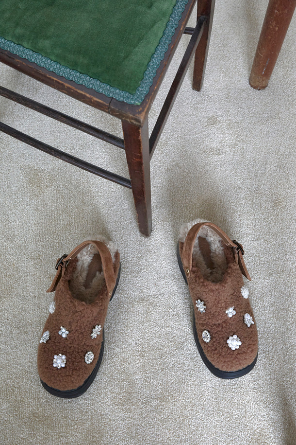 Furridge jewelry 뮬(브라운)은 부드러운 페이크 퍼 소재와 브라운 컬러가 돋보이는 여성 뮬입니다. 가을, 겨울 시즌에 따뜻하고 포근하게 착용할 수 있으며, 발등의 보석 장식이 화려한 포인트를 더합니다. 오픈 스타일로 편안하게 신고 벗을 수 있으며, 페미닌, 캐주얼, 클래식 등 다양한 스타일 연출에 활용할 수 있습니다. 무지 디자인으로 어떤 옷에도 잘 어울리며, 데일리룩에 포인트 아이템으로 활용하기 좋습니다. 
