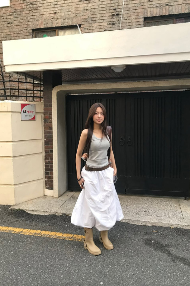 베이지 컬러의 버클 레인 부츠는 여성용 신발입니다. 라운드 앞코와 4.5cm 통굽으로 편안한 착용감을 제공하며, 봄, 여름, 가을 계절에 폭넓게 활용할 수 있습니다. PVC 소재로 제작되어 방수 기능을 갖췄으며, 매트한 질감과 메탈 버클 장식이 클래식하면서도 트렌디한 분위기를 연출합니다. 사이드 슬릿 디자인과 미드컷 탑라인은 활동성을 높여주고, 경량 소재로 편안한 착용감을 선사합니다. 무지 디자인에 버클 여밈으로 포인트를 더해 일상 및 우천 시 모두 스타일리시하게 연출할 수 있습니다.
