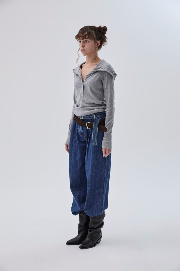 세련된 여성의 발을 위한 블랙 웨스턴 앵클 부츠입니다. 소가죽과 스판덱스 소재로 제작되어 편안함과 스타일을 동시에 잡았습니다. 포인티드 토우와 각진 굽, 자수 디테일이 클래식하면서도 시크한 무드를 연출합니다. 데이트룩이나 모임룩에 매치하여 세련된 스타일을 완성해보세요. 투웨이 디자인으로 다양한 스타일을 연출할 수 있습니다.
