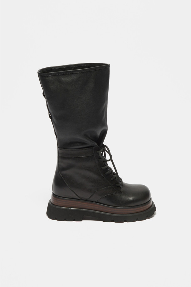 A라인 레이스업 부츠(블랙)는 세련된 스타일을 완성하는 여성 부츠입니다. 부드러운 소가죽 소재에 은은한 광택감을 더해 고급스러운 분위기를 연출하며, 상단이 여유있게 벌어지는 A라인 실루엣이 특징입니다. 미드솔 배색으로 포인트를 더하고 롱 레이스업 디자인으로 종아리를 감싸는 연출이 가능합니다. 라운드 앞코와 통굽 디자인으로 편안한 착용감을 제공하며, 가을/겨울 시즌 출근룩과 모임룩에 시크하고 클래식한 매력을 더합니다. 사이즈 조절이 가능한 레이스업 부츠는 미니멀한 스타일을 즐기는 여성분들께 추천합니다.
