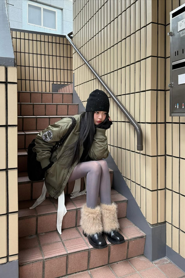 Furridge 앵클 부츠(black)는 여성분들을 위한 겨울철 필수 아이템입니다. 부드러운 소가죽과 포근한 페이크 퍼 안감으로 제작되어 따뜻하고 포근한 착용감을 선사합니다. 라운드 스퀘어 앞코 디자인과 클래식한 실루엣은 세련된 무드를 연출하며, 출근룩, 미니멀, 시크 스타일에도 잘 어울립니다. 경량 몰드 아웃솔로 편안한 착화감을 제공하며, 블랙과 라이트 베이지 컬러로 만나볼 수 있습니다.
