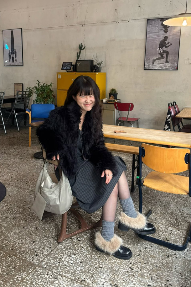 Furridge 로퍼(블랙)는 여성 고객을 위한 신발로, 가을과 겨울에 따뜻하게 신을 수 있도록 디자인되었습니다. 소가죽과 페이크 퍼 소재를 사용하여 부드러운 착용감을 제공하며, 안감과 인솔에도 퍼를 적용하여 보온성을 높였습니다. 라운드 스퀘어 앞코 디자인과 플랫 굽으로 편안함을 강조했으며, 클래식한 실루엣과 무지 패턴은 다양한 스타일 연출에 용이합니다. 슬립온 형태로 간편하게 착용 가능하며, 퍼 장식이 탑라인에 포인트를 더해 세련된 느낌을 선사합니다. 출근룩과 모임룩은 물론, 미니멀, 캐주얼 등 폭넓은 스타일을 소화할 수 있습니다.
