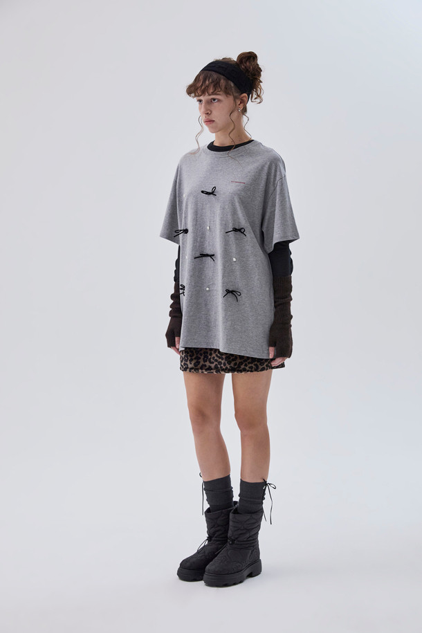 플라워 퀼팅 앵클 부츠(black)는 여성스러운 무드를 연출하는 겨울철 필수 아이템입니다. 블랙 컬러에 플라워 퀼팅 패턴이 돋보이며, 캐주얼하면서도 페미닌한 스타일을 완성합니다. 가볍고 따뜻한 패딩 안감과 발을 편안하게 감싸는 디자인으로, 일상생활에서 편안하게 착용할 수 있습니다. 스토퍼 디테일로 발목을 안정적으로 잡아주며, 플랫 굽으로 활동성을 높였습니다. 나일론 소재를 사용하여 내구성을 높였으며, 경량 디자인과 보온성을 갖춘 실용적인 앵클 부츠입니다.
