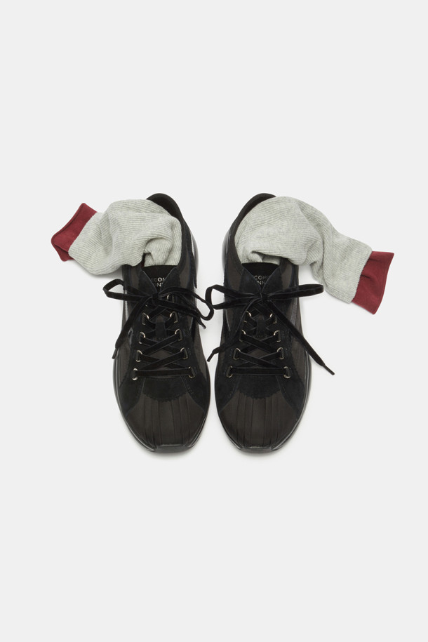 Britishoe 스니커즈(블랙)는 부드러운 나일론과 스웨이드, 소가죽 소재의 조화가 돋보이는 여성용 스니커즈입니다. 블랙 컬러에 라운드 앞코 디자인으로, 페미닌하면서도 캐주얼한 스타일을 연출합니다. 특히, 굽 높이가 낮아 편안한 착화감을 선사하며, 내부 인솔에는 타탄체크 패턴을 적용하여 포인트를 더했습니다. 로우탑 디자인에 벨벳 신끈, 주름 디테일로 세련된 감각을 더해 데이트룩, 미니멀, 클래식 스타일을 즐기는 분들께 추천합니다. 가볍고 편안한 착화감으로 사계절 내내 활용하기 좋습니다.
