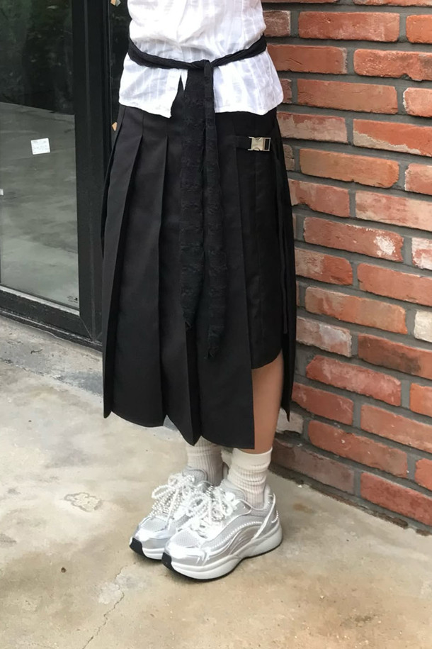 2025 딜라이트 스니커즈(실버)는 여성 고객을 위한 사계절용 여성 운동화입니다. 라운드 앞코 디자인에 가볍고 통기성이 좋은 합성가죽과 메시 소재를 사용하여 편안한 착용감을 제공합니다. 플랫 굽에 무지 패턴으로, 페미닌하면서도 클래식한 스타일을 연출하며, 일상 속 동네 마실룩에 적합합니다. 탈부착 가능한 진주 장식이 돋보이며 클래식 러너 실루엣과 레이스업 신발 여밈으로, 미니멀하고 캐주얼한 스타일을 완성합니다.
