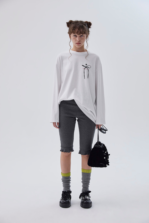 블랙 컬러의 슈토핑 플라워(Shoe-topping flower)입니다. 비즈 소재로 제작되었으며, 플라워 패턴 디자인이 돋보입니다. 걸리시, 캐주얼, 로맨틱 스타일을 연출하기에 좋은 슈즈 장식입니다. 일상에서 신발에 포인트를 더하여 개성 있는 스타일을 완성해보세요.
