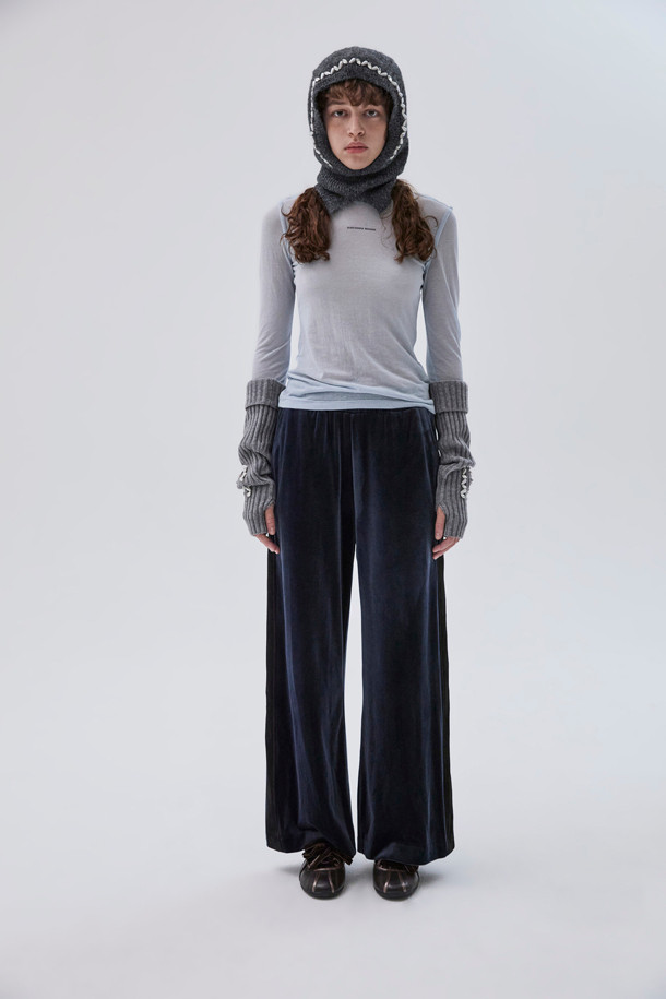 그레이 컬러의 쥬얼리 암워머입니다. 부드러운 니트 소재로 제작되어 겨울철 보온에 효과적입니다. 캐주얼, 클래식, 미니멀 스타일 모두에 잘 어울리며, 일상에서 편안하게 착용할 수 있습니다. 진주와 보석 장식이 은은하게 빛나 포인트를 더합니다. 
