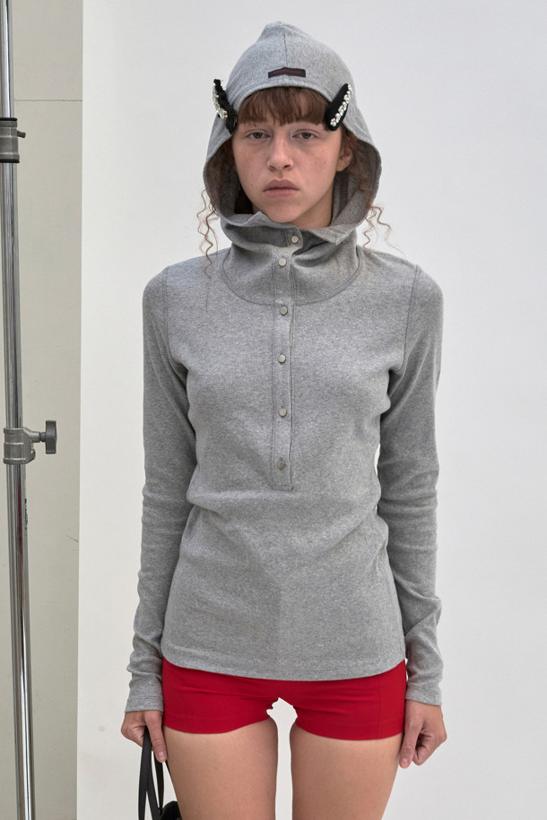 가볍고 편안한 착용감의 라이트 후디 롱 슬리브 톱(그레이)입니다. 부드러운 면 소재로 제작되어 봄, 가을에 활용하기 좋으며, 여유로운 핏으로 편안한 착용감을 선사합니다. 긴 소매와 얇은 두께감으로 간절기 레이어드룩에 활용하기 좋으며, 소매 절개 라인과 니켈 버튼 장식이 돋보입니다. 후드 디자인으로 캐주얼한 무드를 연출하며, 넥 카라 스타일링으로 다양한 분위기를 낼 수 있습니다. 동네 마실룩이나 산책룩 등 일상에서 미니멀하고 캐주얼하게 연출해보세요.
