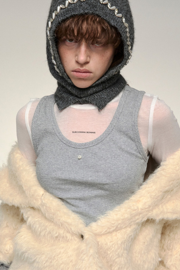 **쉬어 롱 슬리브 탑(화이트)**은 여성 의류로, 사계절 내내 활용 가능한 베이직 스타일의 티셔츠입니다. 슬림핏 라운드넥 디자인에 긴 소매 기장으로, 미니멀, 클래식, 시크 무드를 연출합니다. 얇은 두께감과 시스루 디테일이 특징이며, 화이트 컬러로 다양한 스타일에 매치하기 좋습니다. 데일리룩에 세련된 포인트를 더해줄 아이템입니다.
